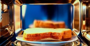 how to reheat bread in microwave