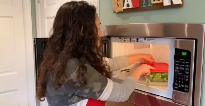 how to steam broccoli in a microwave